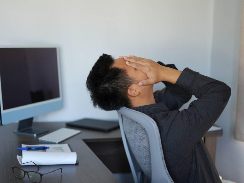 72元買進鴻海，跌到68就嚇到快落跑...散戶為何總是在賠錢？他望著200元股價嘆氣：有3大致命關鍵